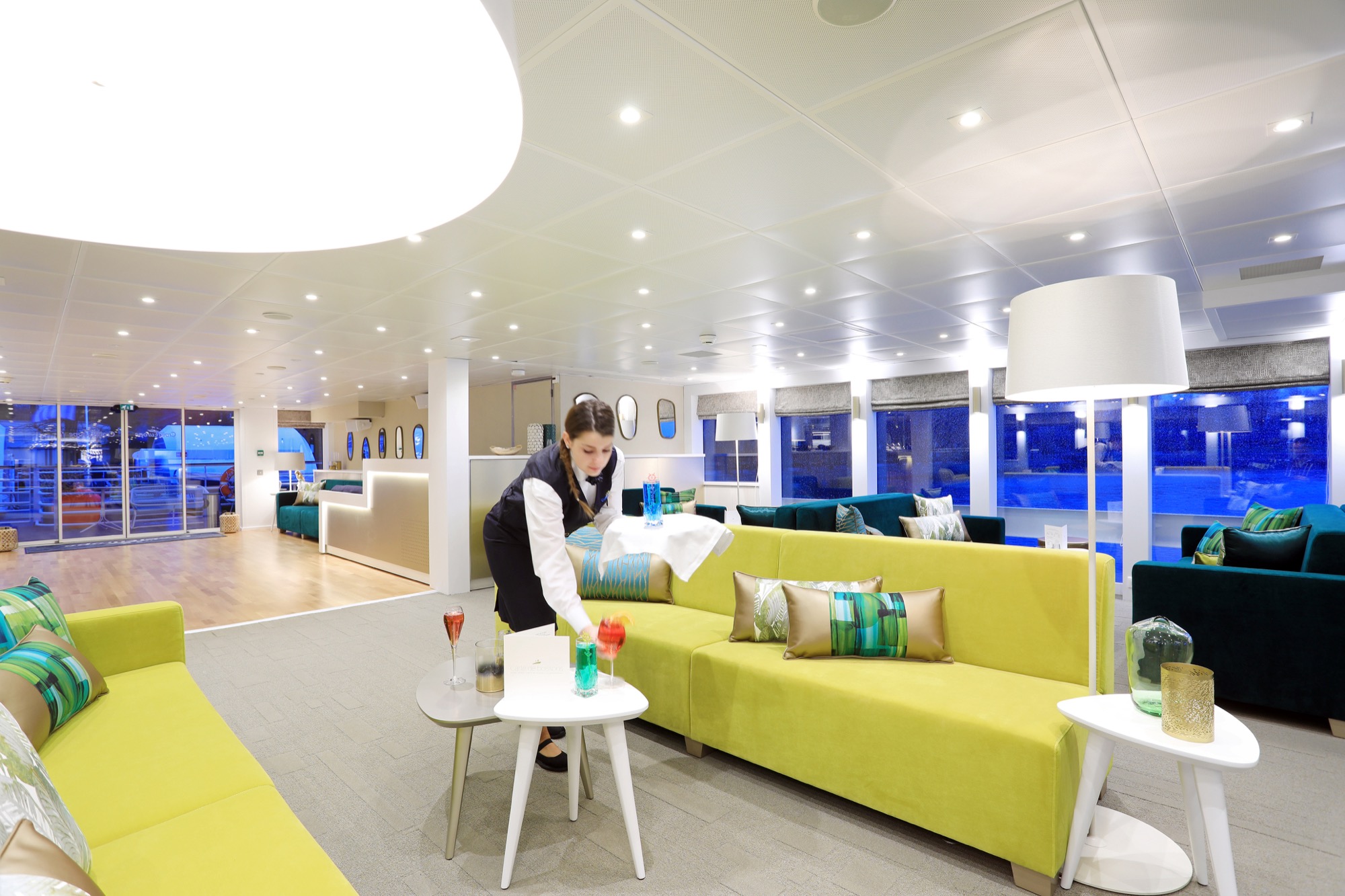 CroisiEurope MS Elbe Princesse II Bar Lounge 4.jpg